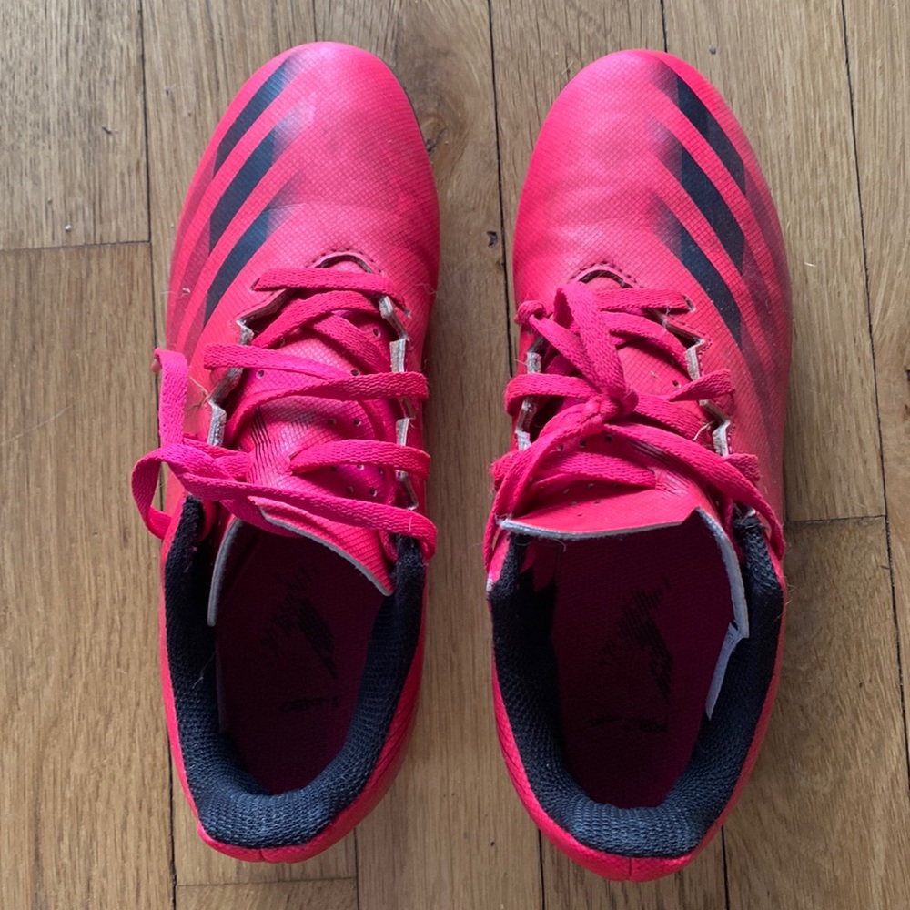 Adidas🌟 Soccer Cleats for a girl - size 3 1/2
